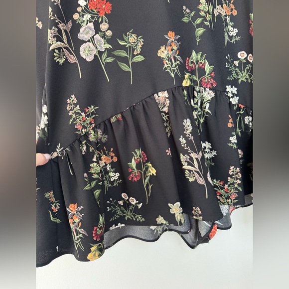 Zara Navy Floral Romper โ Size M โ Flowy, Chic & Comfy โ Perfect Condition - Picture 10 of 16